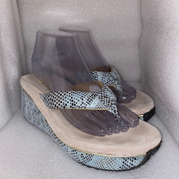 Volatile thong style sandal